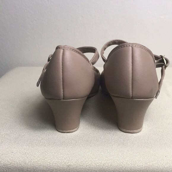 Cream Mary Jane Style Woman Heels Size 6M - Picture 7 of 12